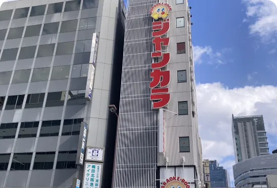 リンクス梅田前の「芝田1」の交差点を、First Kitchen前からジャンカラへ向かって渡る。ジャンカラ前の国道176号線沿いを北に向かって歩く。