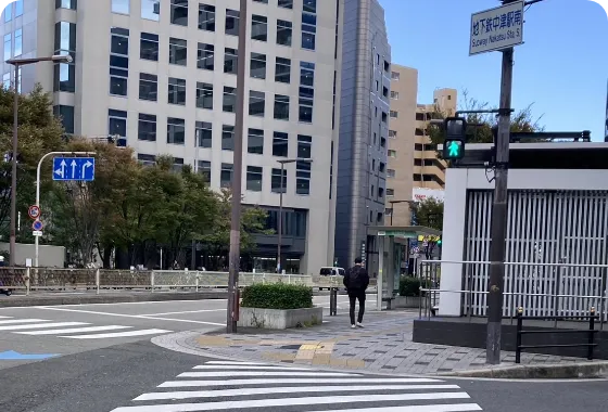 5分ほど歩くと、前方に「地下鉄中津駅南」の交差点が見えてくる。