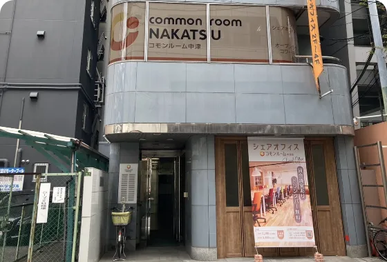 右手にあるTKビル入り口からエレベーターで4階へお上りください。