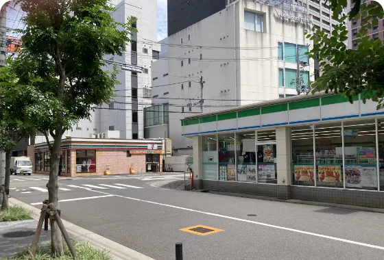 そのまま進み、ファミリーマートやセブンイレブン前を通過する。