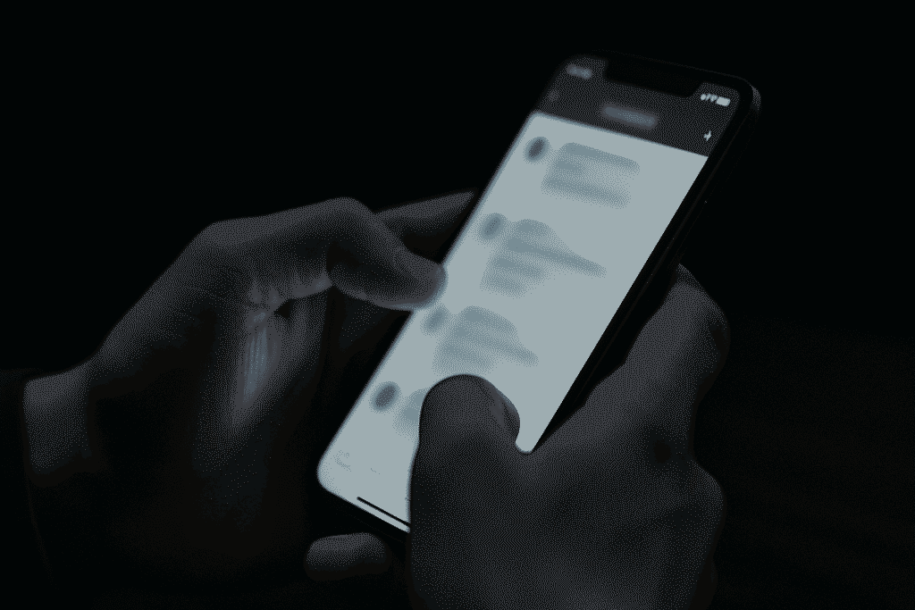 スマートフォンでLINEのやり取りをする男性。不倫の連絡手段として使われるSNSの特徴をイメージした画像。