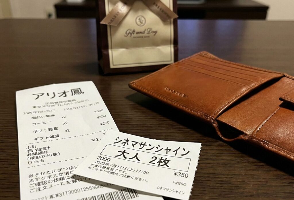 「アリオ鳳」のレシートと映画の半券(大人2枚)が写った、浮気の動かぬ証拠写真。家族への嘘が発覚する瞬間。