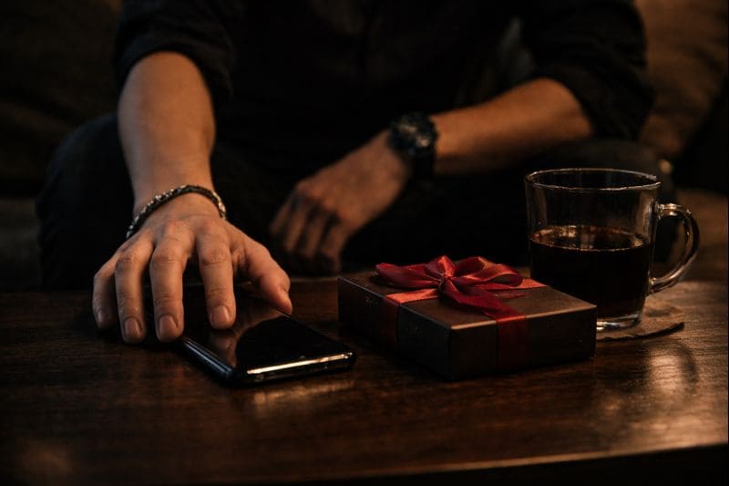 なぜ美容業界は社内不倫が起きやすいのか?特有の環境と心理的背景