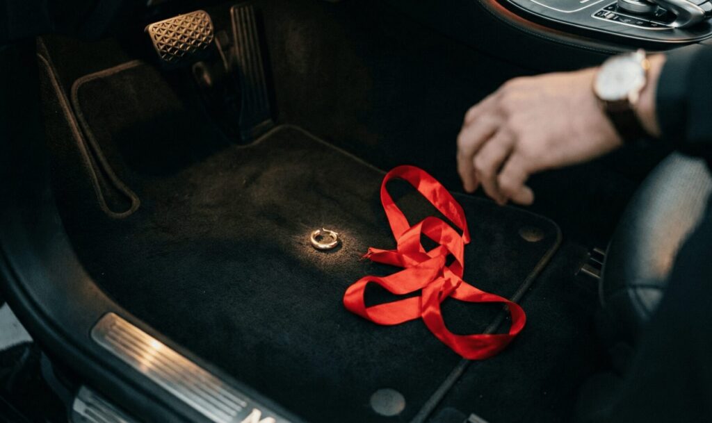 プレゼントの隠し場所はここ！車内や診察室に隠された「不倫の証拠」の探し方