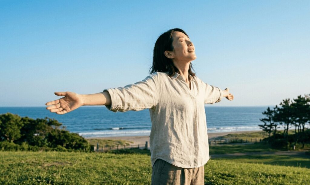 不倫問題を乗り越え、晴れやかな表情で空を見上げる女性