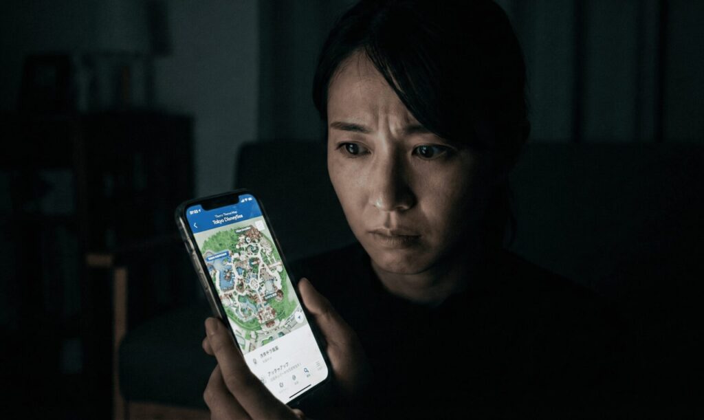 パートナーの浮気の予兆をスマホで確認する女性