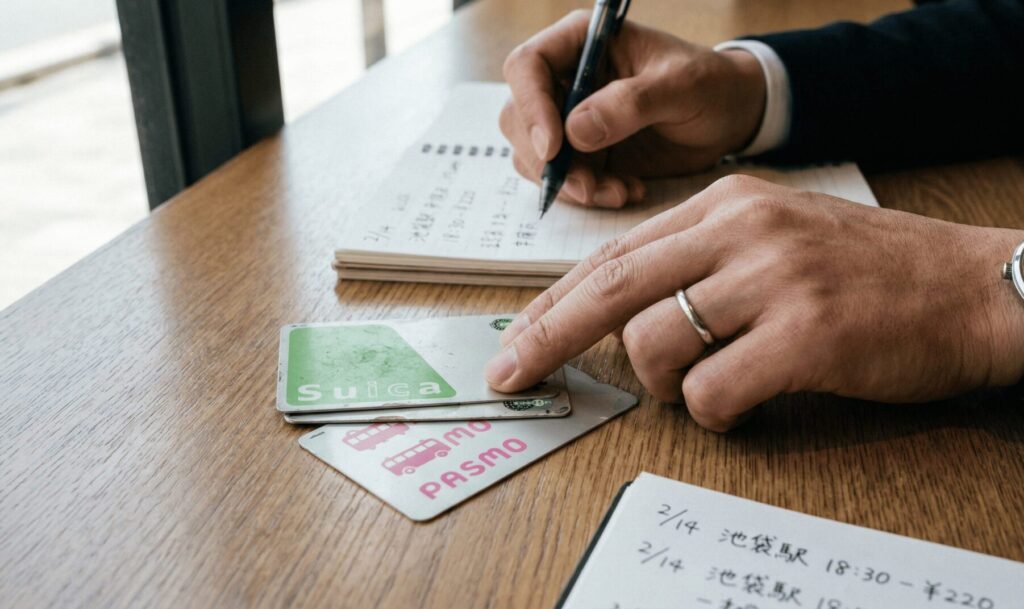 交通系ICカードの履歴を確認しようとする様子